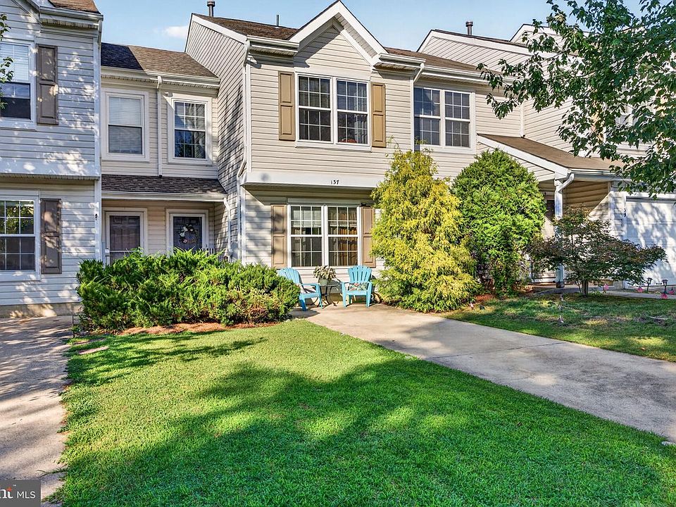 1st image of 137 Buckingham Way