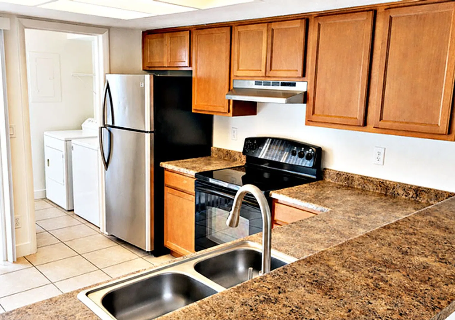 3 Bedroom Townhome - Small Private Patio- Glendale - First month FREE - Washer/Dryer Included — Photo 1