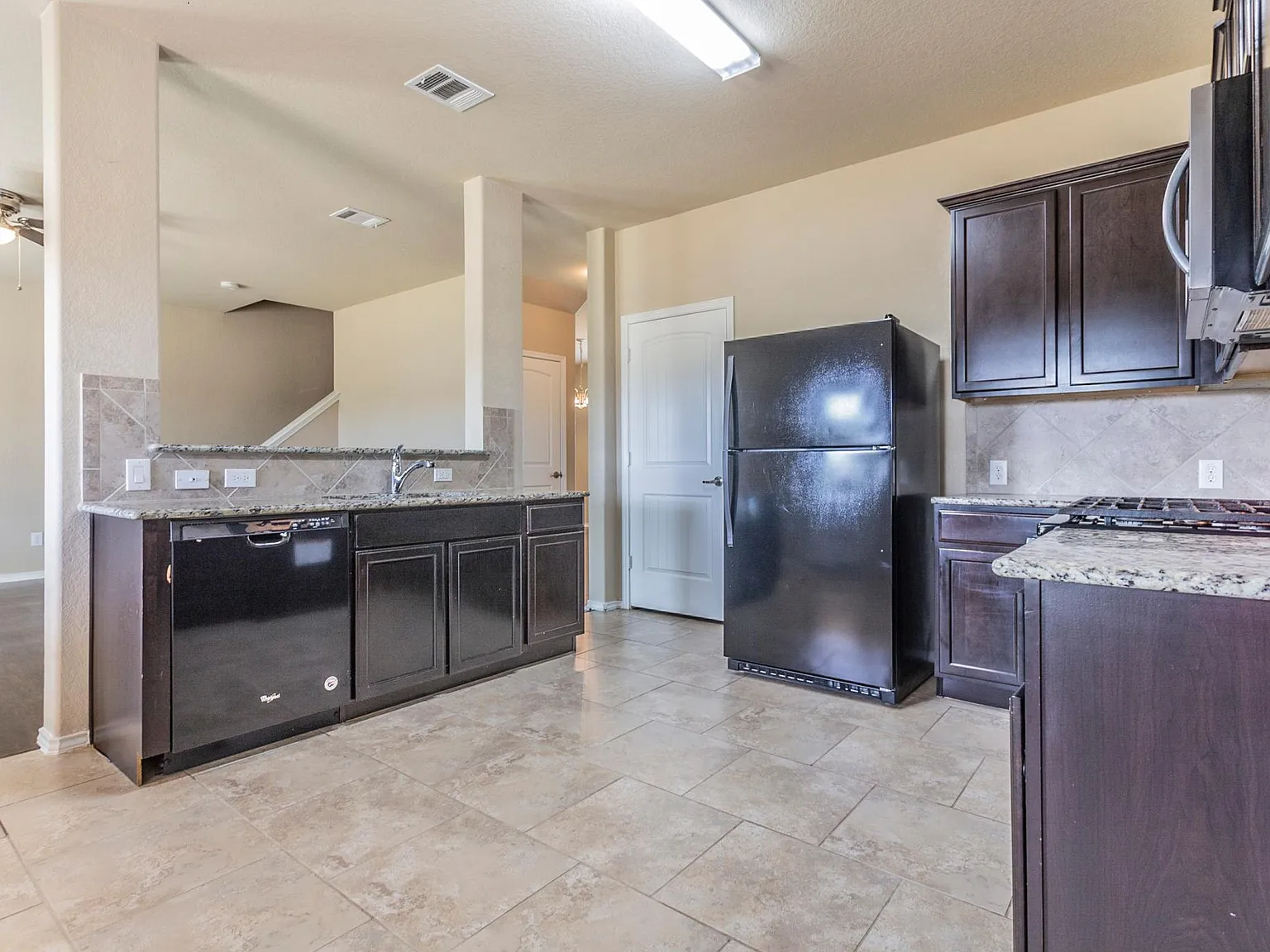 4 bed, 2.5 bath, 2506 sqft, $2,195 — Photo 3