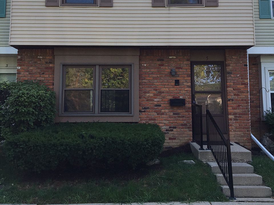 1st image of 5 Meadowbrook Dr