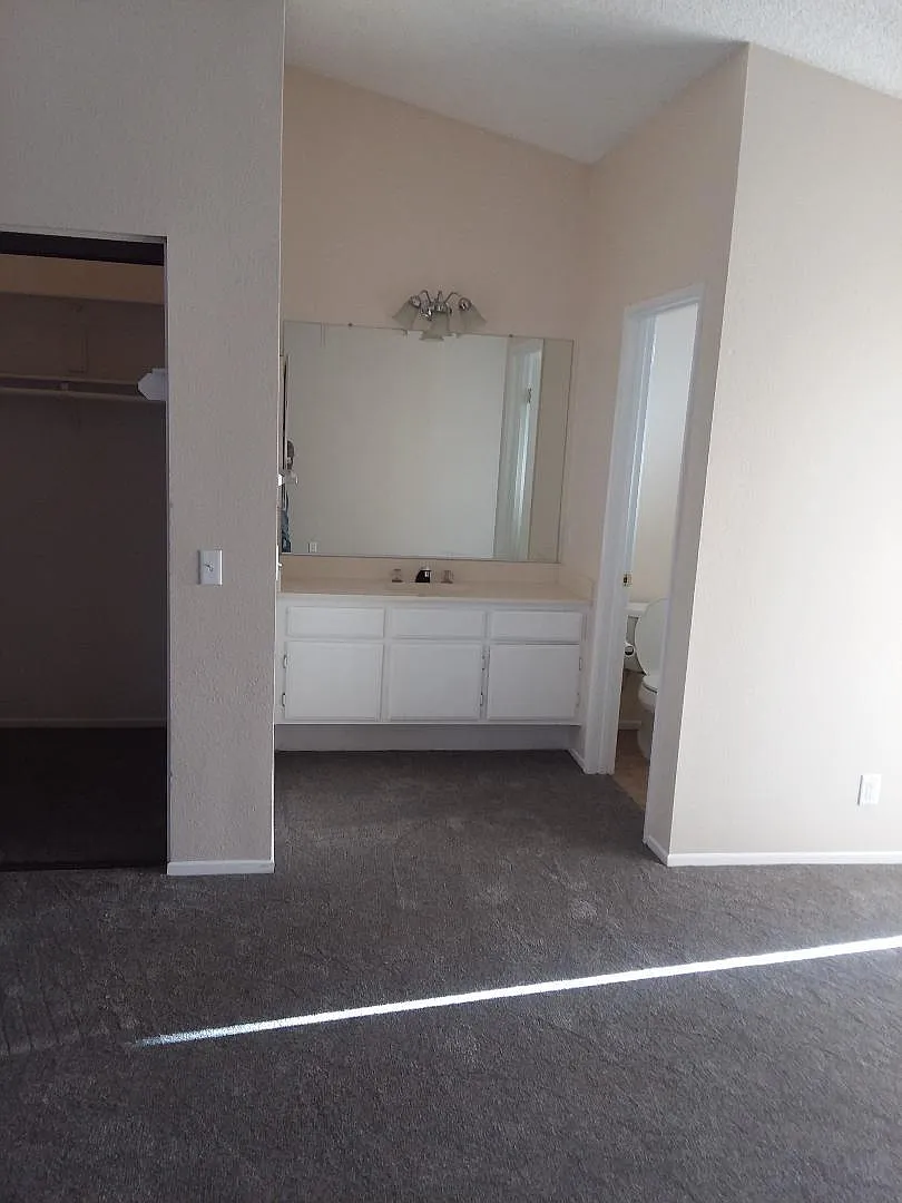 3 bed, 1352 sqft, $2,100 — Photo 4