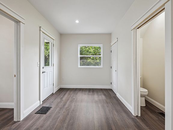 5th image of 50 Winnet Dr