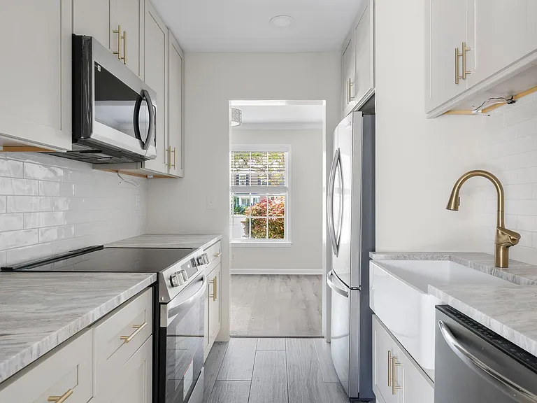 664 Swinton Ct — Photo 2