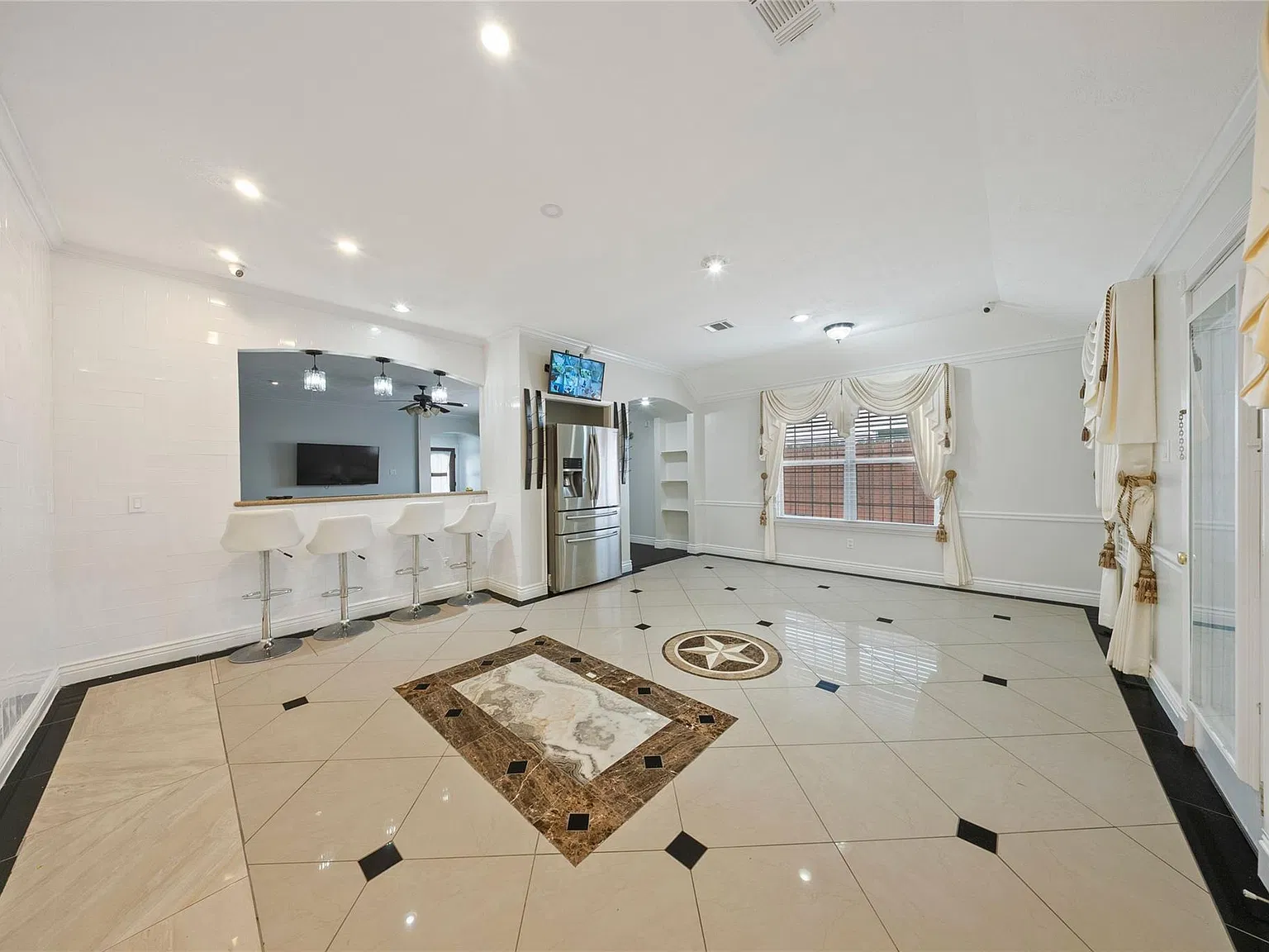 3 bed, 2.5 bath, 2198 sqft, $2,250 — Photo 3