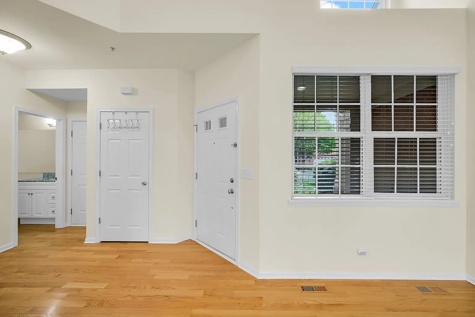 3 bed, 3672 sqft, $3,499 — Photo 4
