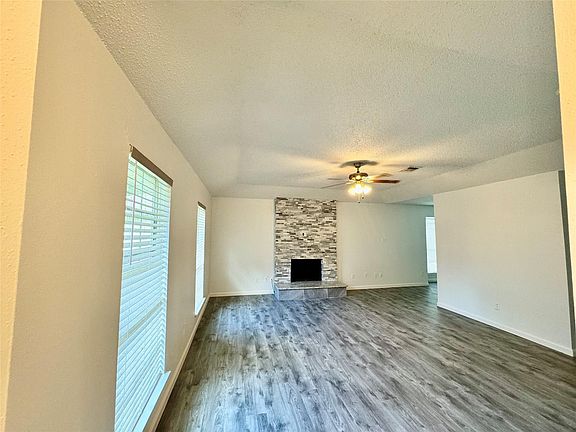 3rd image of 2511 Maple Tree Ct