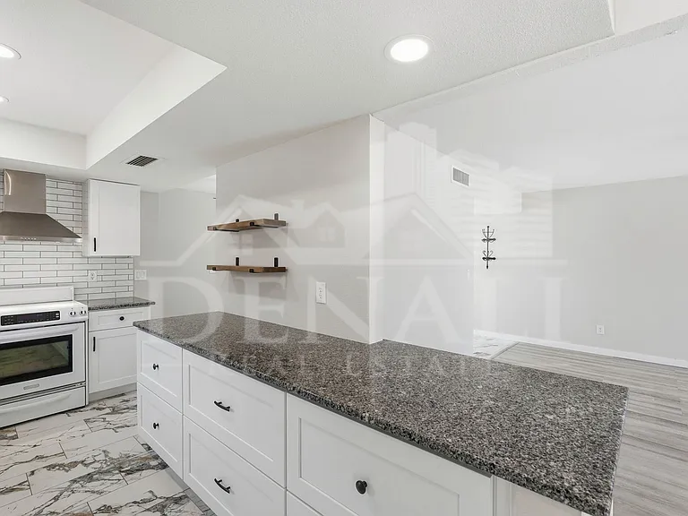 10602 E Elmhurst Dr — Photo 10