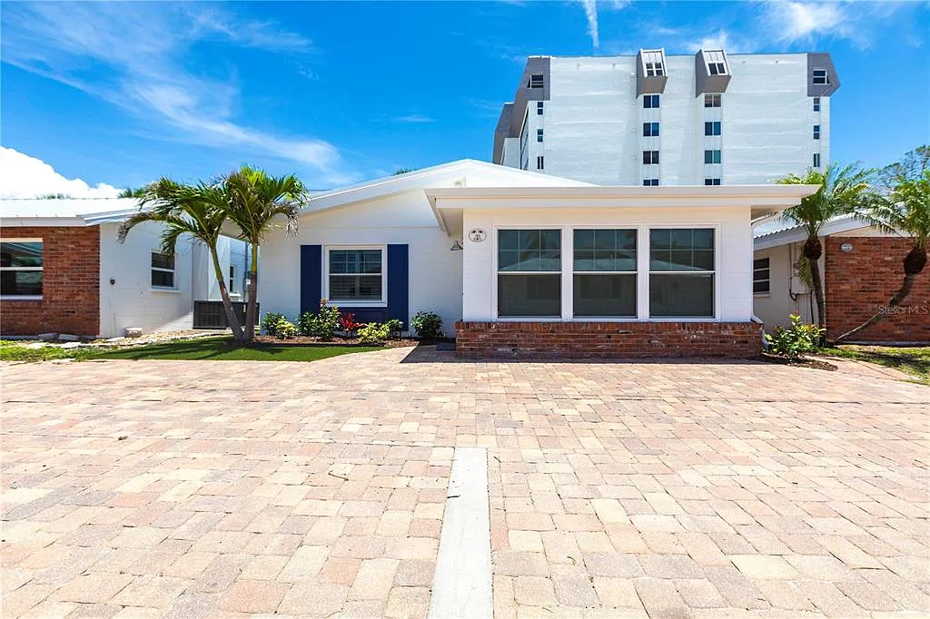 2 bed, 2.0 bath, 840 sqft, $8,300 — Photo 2