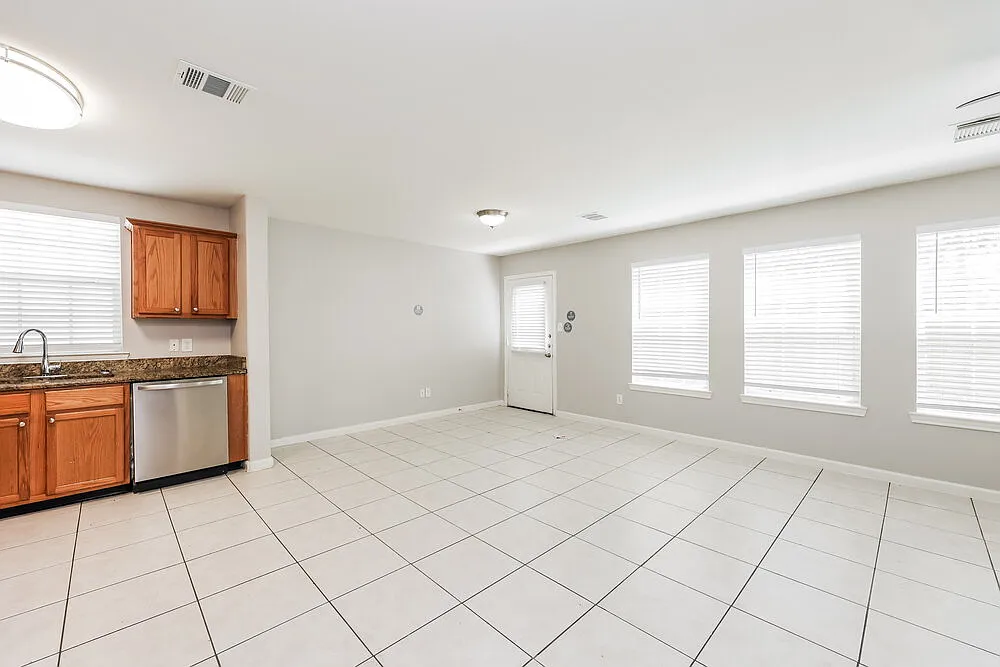 4 bed, 2.5 bath, 1726 sqft, $1,715 — Photo 4