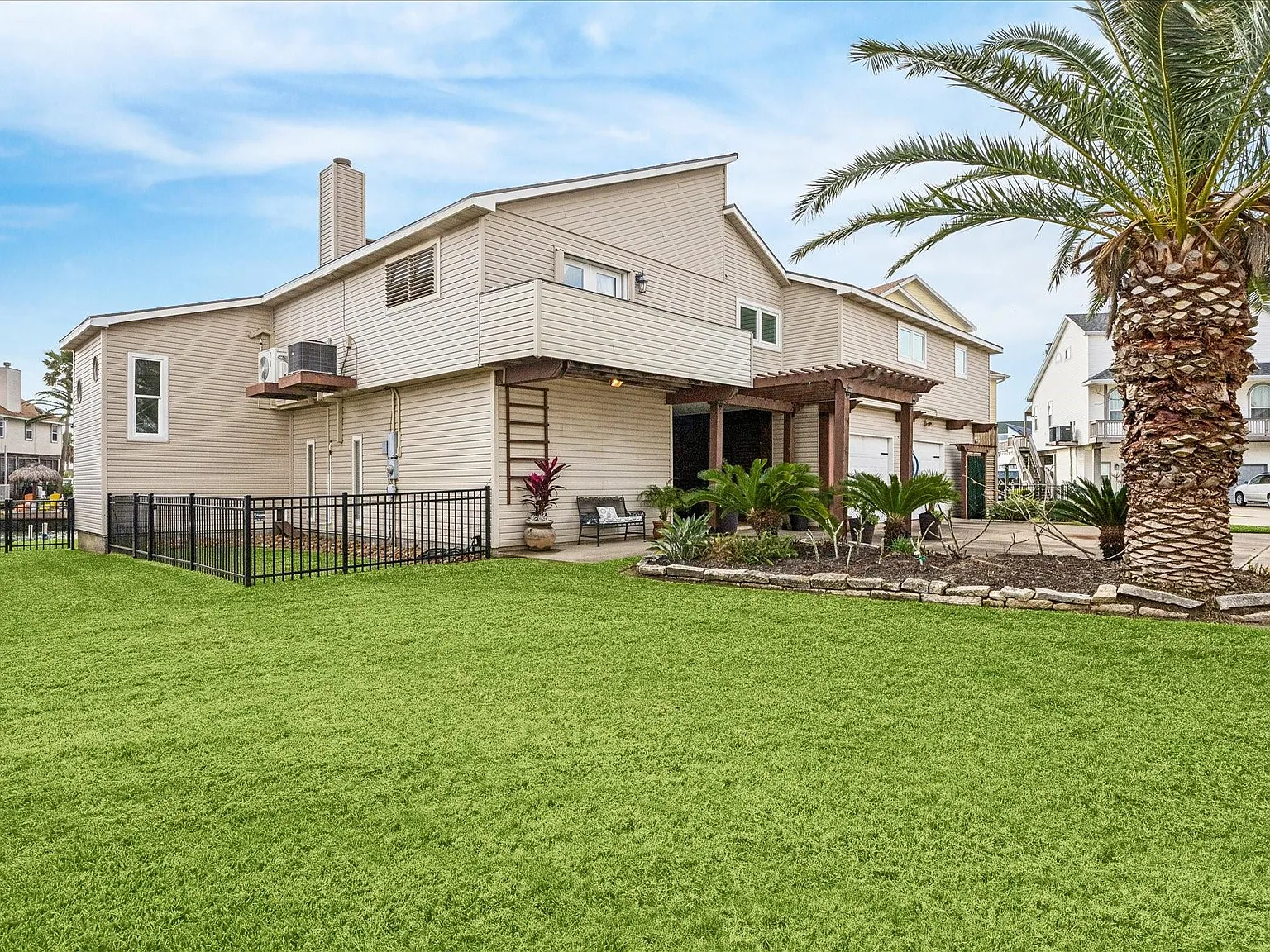 4 bed, 4.0 bath, 3717 sqft, $6,000 — Photo 2