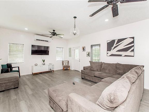 4th image of 805 Martin Luther King Dr