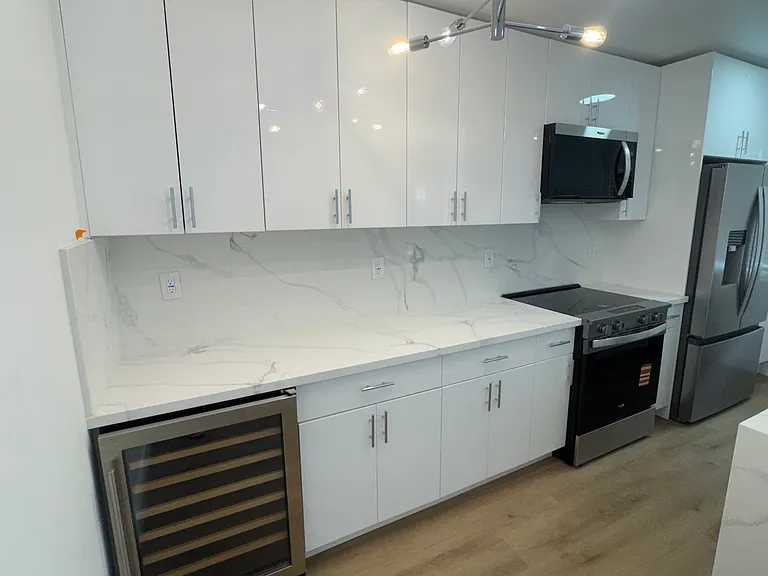 2400 Beverley Ave #2 — Photo 3