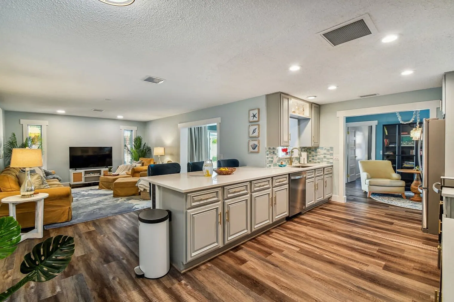 3 bed, 2.0 bath, 2389 sqft, $7,816 — Photo 2