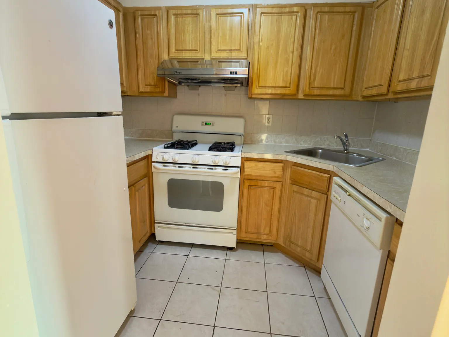 3 bed, 1150 sqft, $3,200 — Photo 2