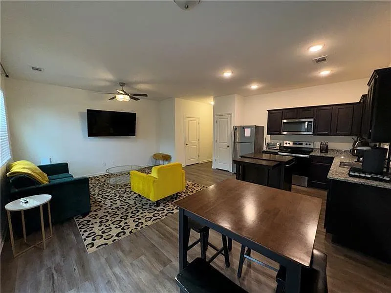 3 bed, 2.5 bath, 1421 sqft, $2,100 — Photo 4