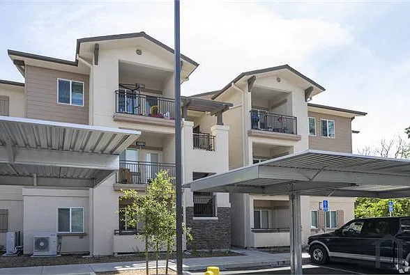 2 bed, 806 sqft, $2,012 — Photo 2