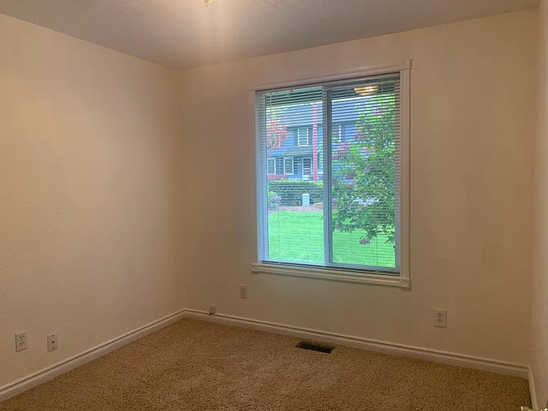 6525 SW Locust St — Photo 13