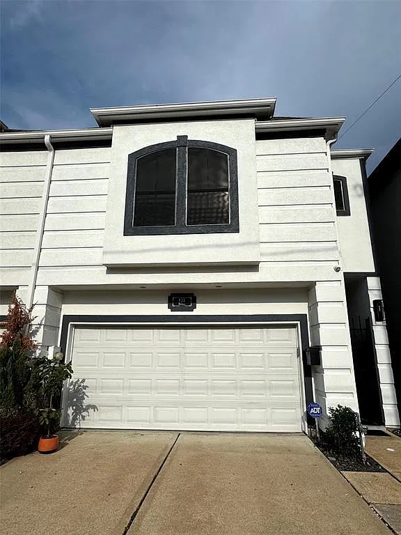 3 bed, 2.5 bath, 2740 sqft, $3,850 — Photo 2