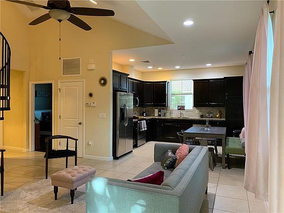2nd image of 2967 St Thomas Dr