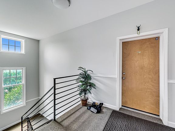 2nd image of 1449 N Wicker Park Ave #7b5dd9591