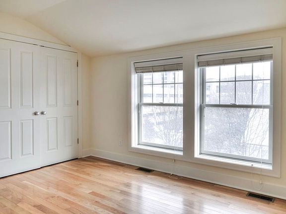 3rd image of 924 Catherine St