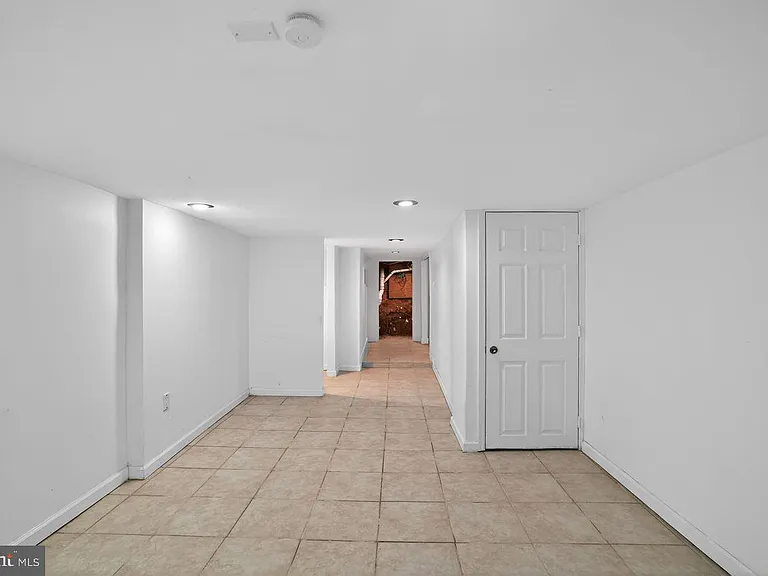 1302 N Dover St — Photo 17