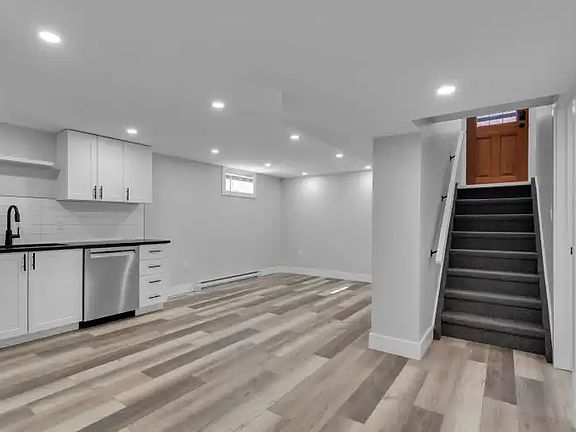 3rd image of 180 Morenz Cres #2
