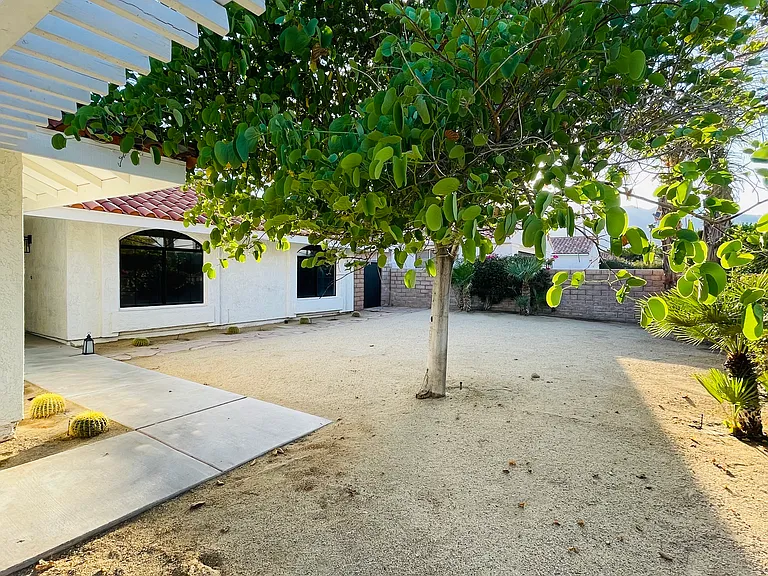 E Francis Dr — Photo 63