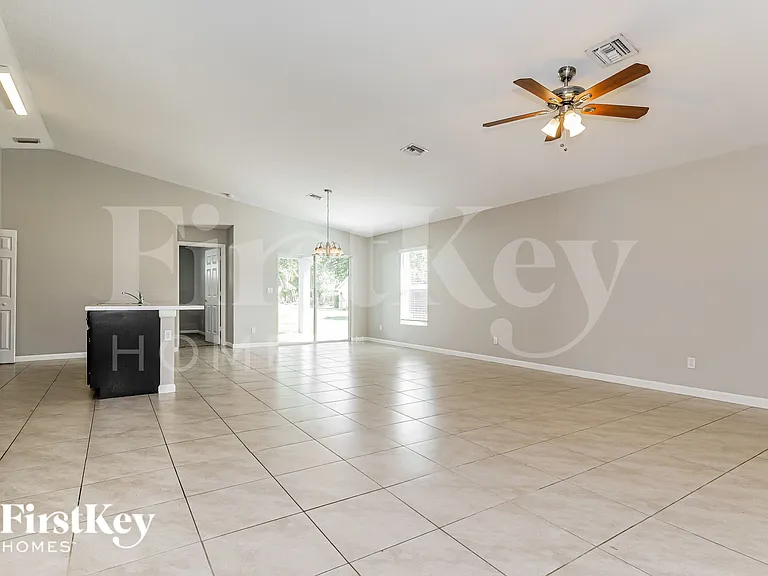 561 SE Brookside Ter — Photo 3