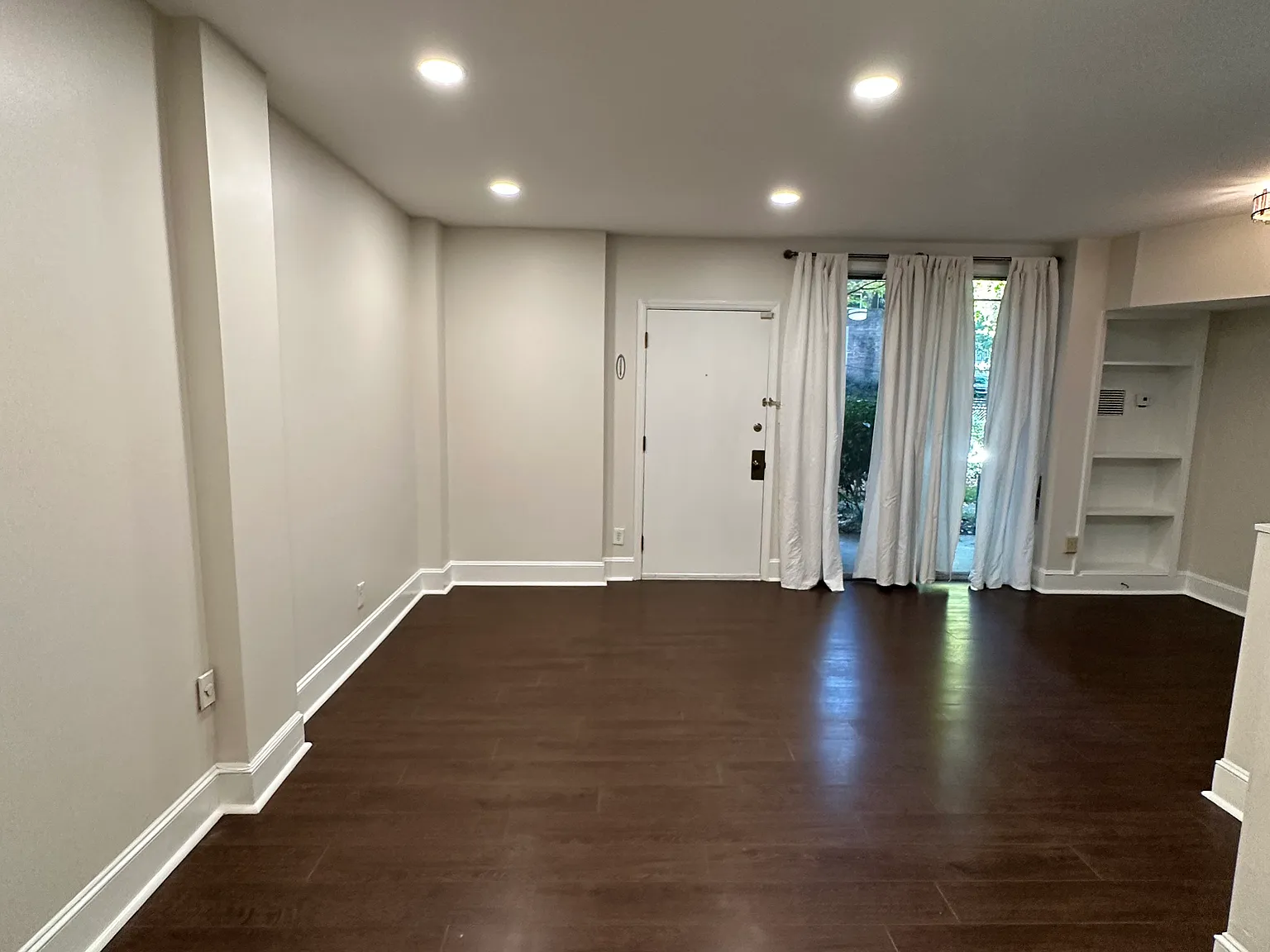 Studio, 560 sqft, $1,100 — Photo 2
