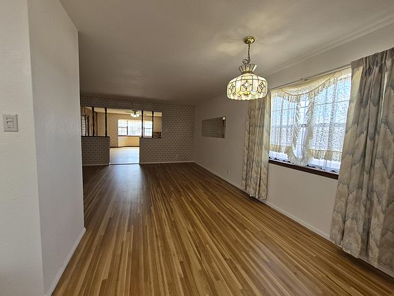 5th image of 3804 Hilton Ave NE