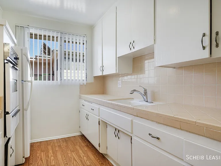 426 S Rexford Dr #10 — Photo 6