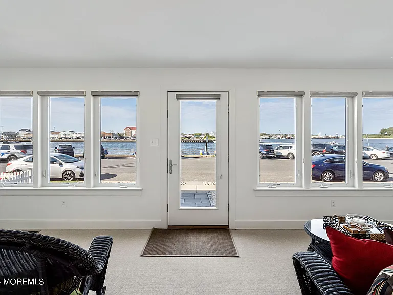 556 Riverside Dr — Photo 4