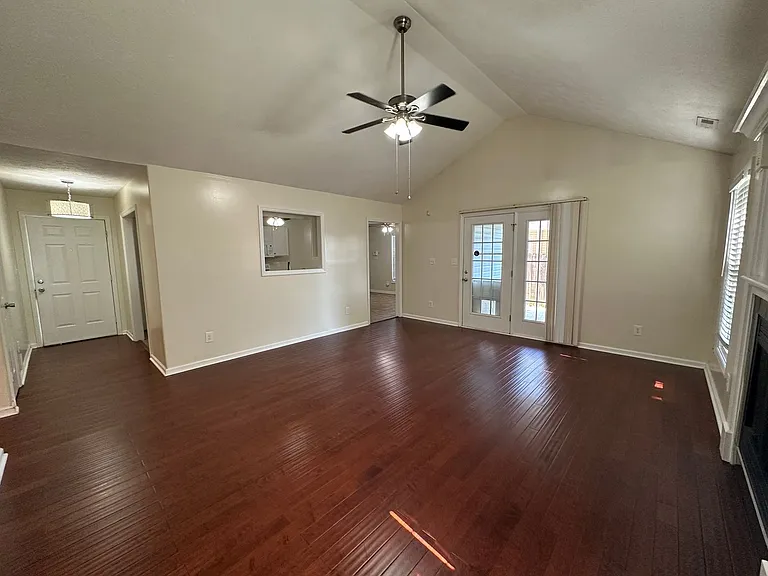 1519 Pinebrook Dr — Photo 2