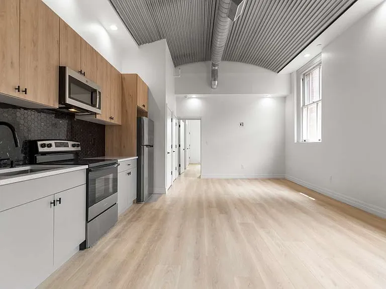 41 N Main St — Photo 17