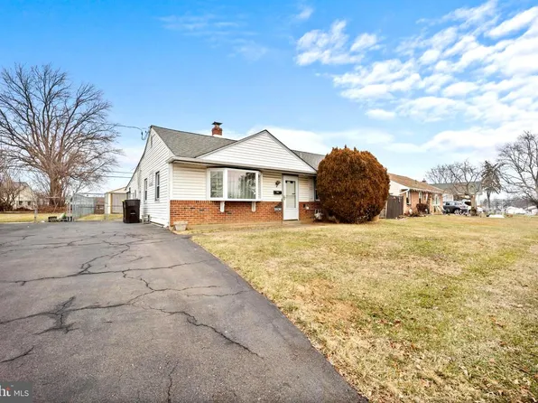 2836 Windsor Dr, Bensalem, PA 19020