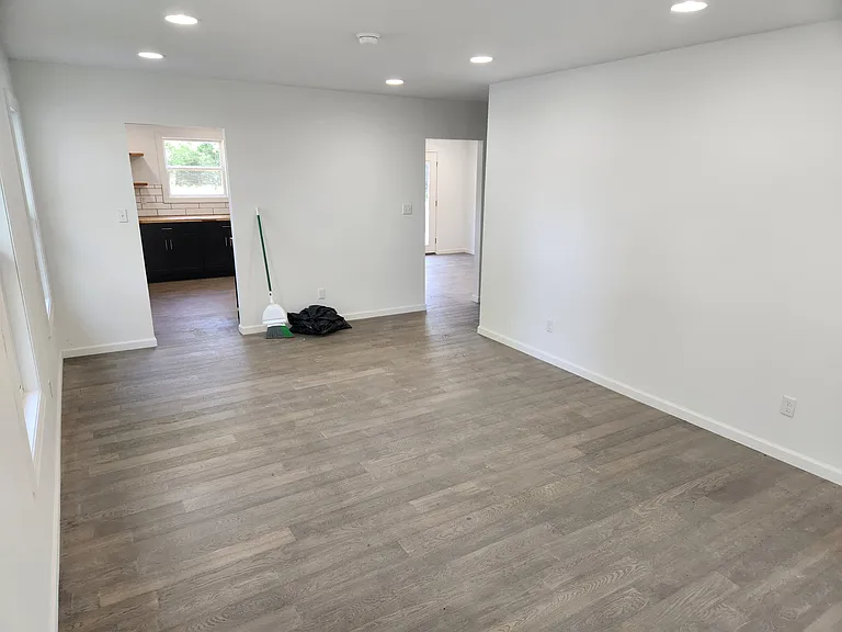 1703 E Lincoln St — Photo 3