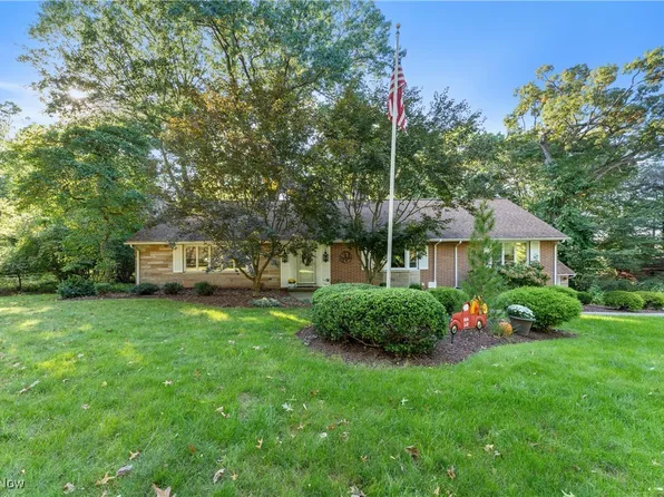 715 Deerfield Dr SW, North Canton, OH 44720