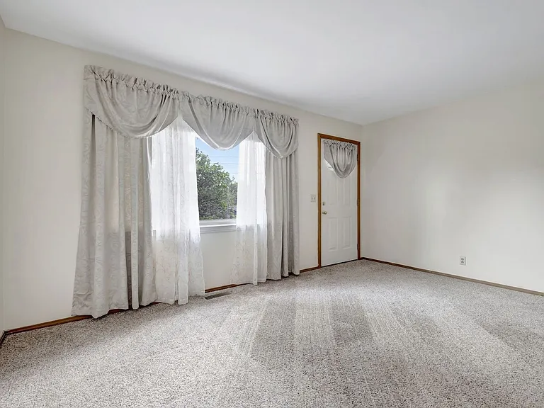 211 Friendship Dr — Photo 4