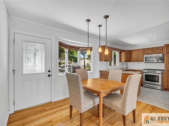 4th image of 32 Bucknell Rd