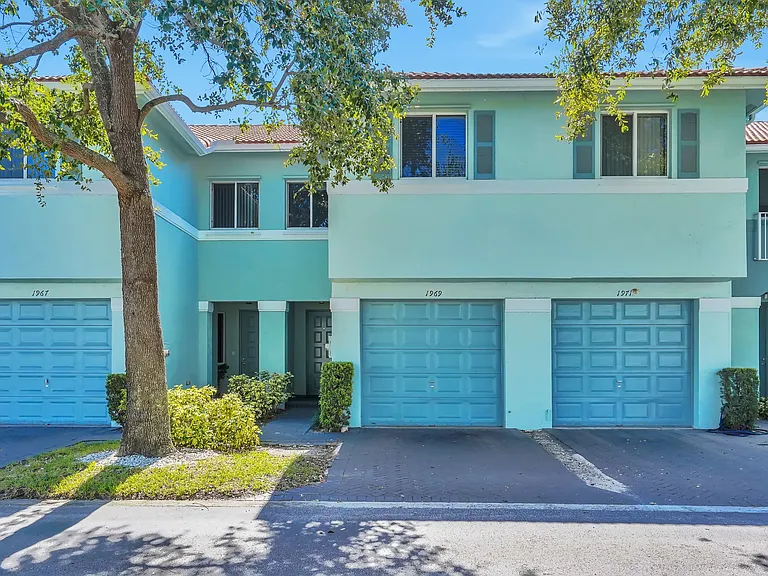 1969 Alamanda Way — Photo 2