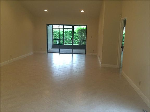 4th image of 351 Lakeside Ct #218