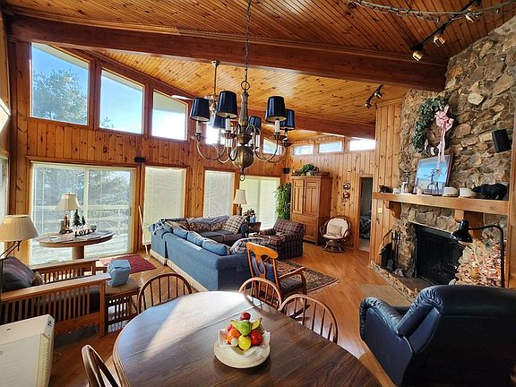 5th image of 384 Panorama Dr