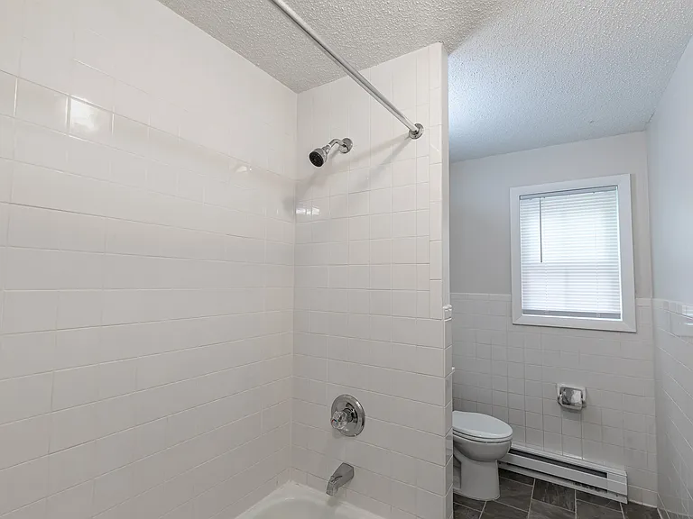 1 BD, 1 BA (630sqft) - Bathroom (Robert Treat)