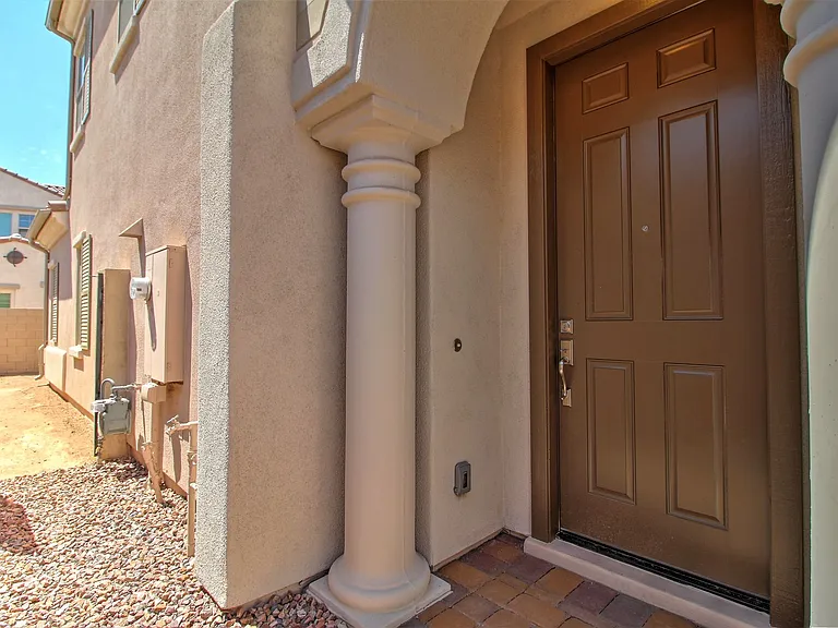 1957 W Yellowstone Way — Photo 3