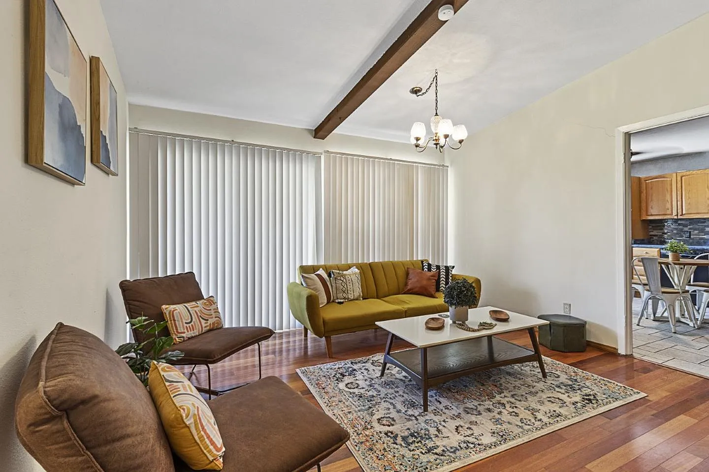 Sun-Filled Round Rock Gem Near Meadow Lake Park — Photo 2