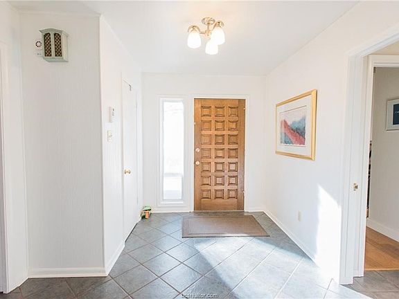 3rd image of 1015 Guadalupe Dr