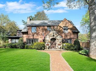19 Oak Ln, Glen Cove, NY 11542