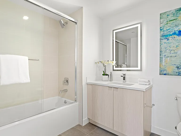 11NOHO APARTMENTS — Photo 22