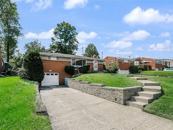 2nd image of 1654 Hollyrood Rd